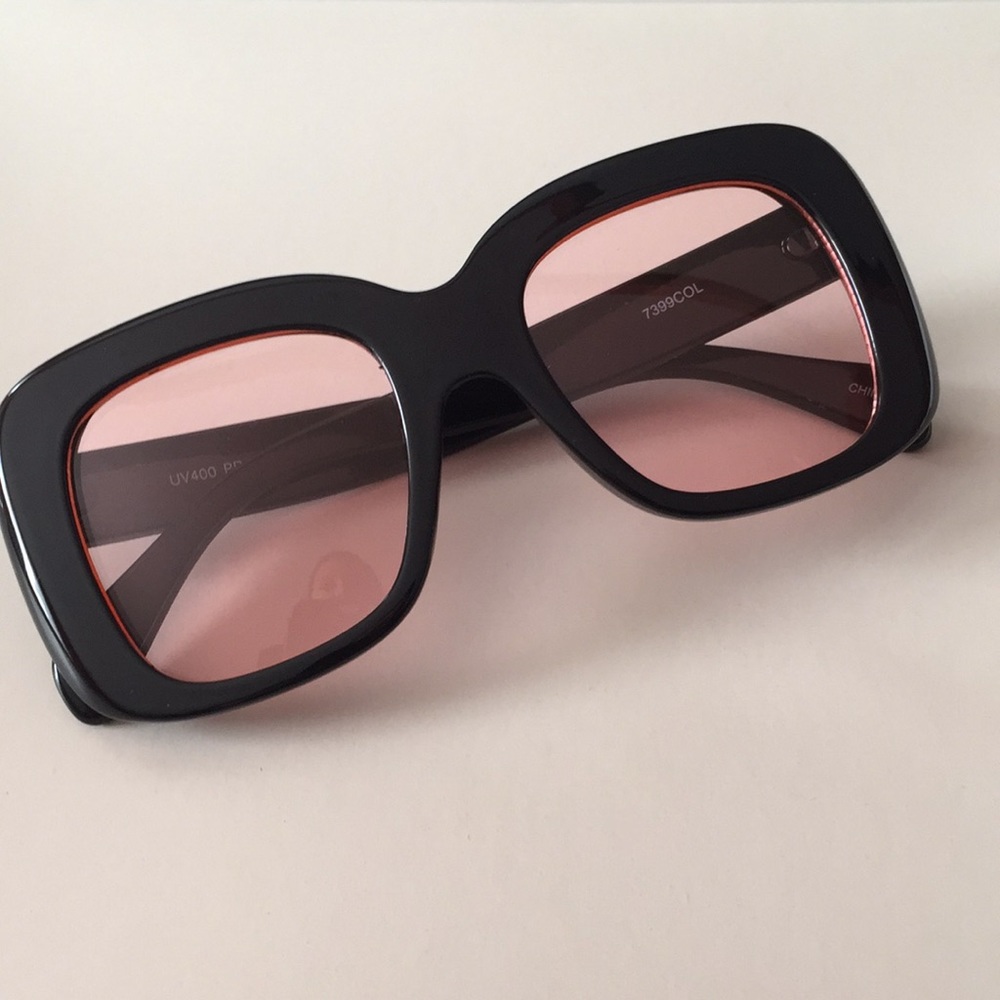 Black and pink big frame lens glasses.